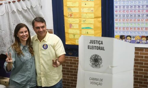 Flávio Bolsonaro vota no Rio, fala em mudança e é alvo de protestos
