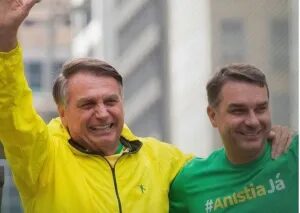 Flávio promete receber faixa presidencial de Jair Bolsonaro