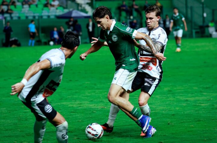 Goiás vence o Athletic-MG com gol no final e segue matematicamente vivo pelo acesso