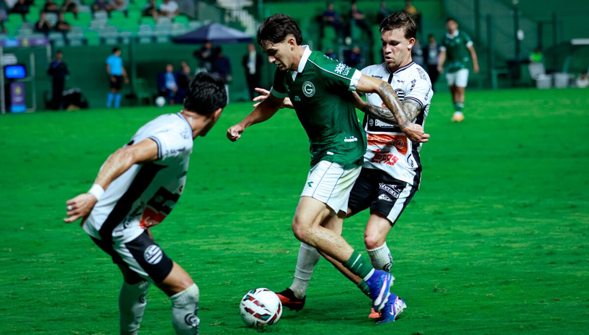 Goiás vence o Athletic-MG com gol no final e segue matematicamente vivo pelo acesso
