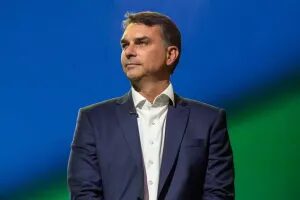 Grupo de Ações Táticas Especiais é acionado por suspeita de bomba no carro de Flávio