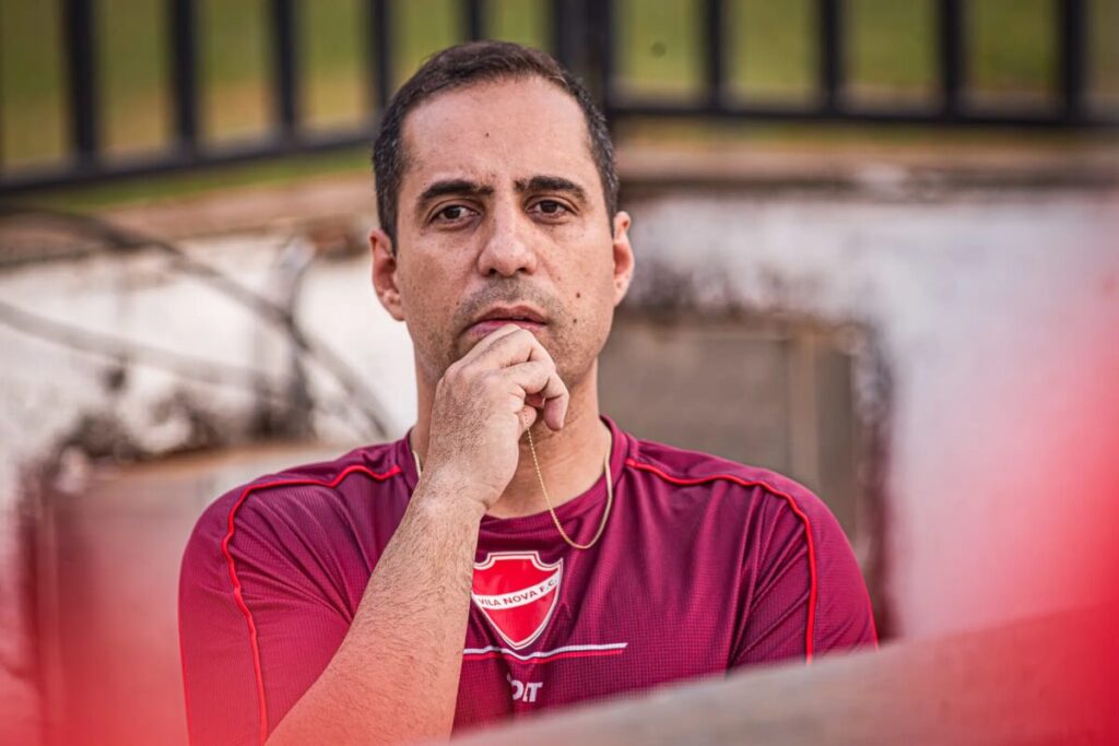 Hugo Jorge Bravo levanta suspeitas após derrota do Vila Nova: “Não é só contra onze”