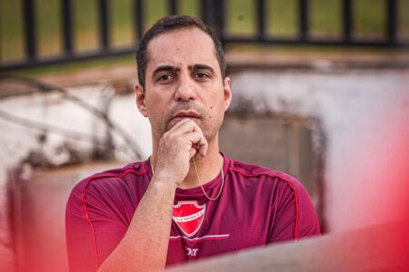 Hugo Jorge Bravo levanta suspeitas após derrota do Vila Nova: “Não é só contra onze”