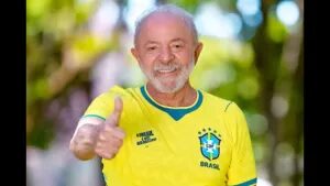 Lula adere à campanha de Janones com camisa da Seleção: ‘Bora, Brasil!’