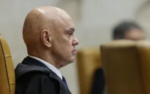 Moraes pede manifestação da PGR sobre visita de Flávio a Bolsonaro