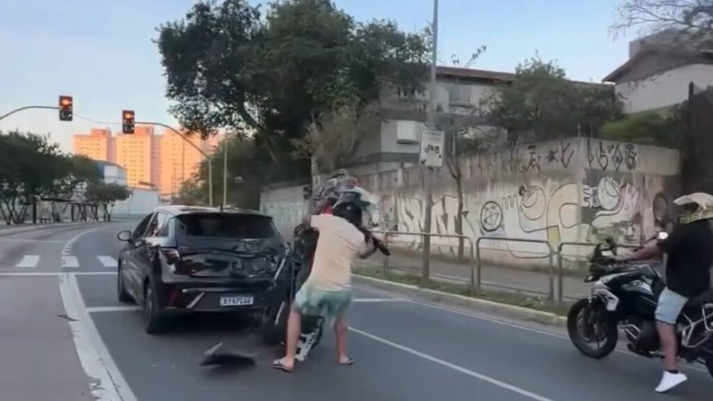 Motociclista tenta empinar moto e atinge traseira de carro; veja vídeo