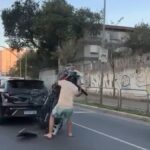 Motociclista tenta empinar moto e atinge traseira de carro; veja vídeo