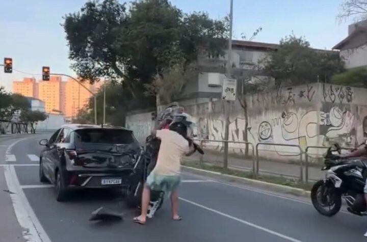 Motociclista tenta empinar moto e atinge traseira de carro; veja vídeo