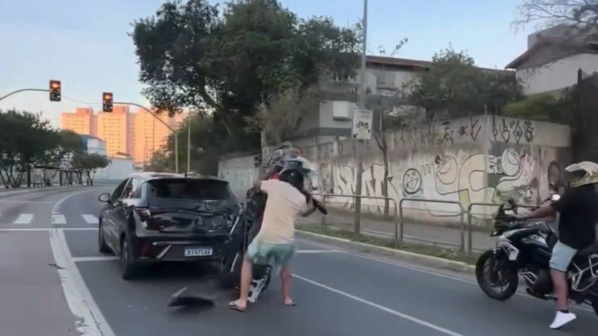 Motociclista tenta empinar moto e atinge traseira de carro; veja vídeo