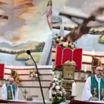 Padre morre após ser atingido por cruz durante missa no Equador