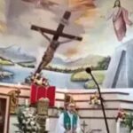Padre morre depois de cruz cair sobre ele durante missa no Equador