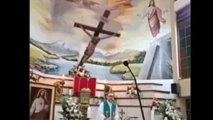 Padre morre depois de cruz cair sobre ele durante missa no Equador