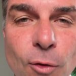 Propaganda de Flávio Bolsonaro vai ao ar sem áudio e candidato questiona suposta coincidência; veja vídeo