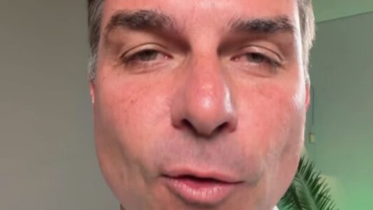 Propaganda de Flávio Bolsonaro vai ao ar sem áudio e candidato questiona suposta coincidência; veja vídeo
