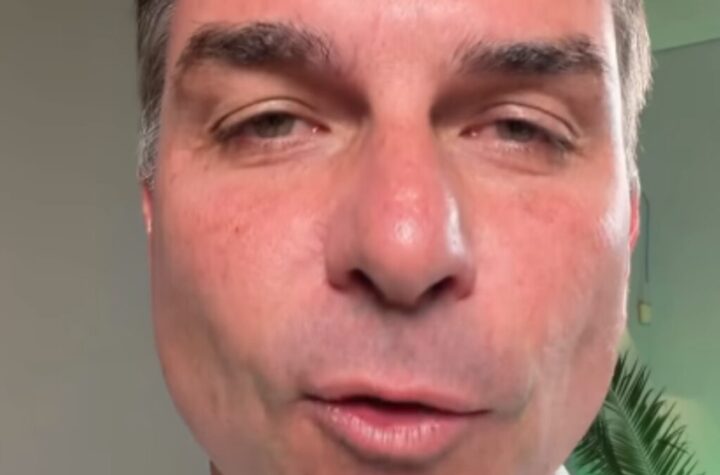 Propaganda de Flávio Bolsonaro vai ao ar sem áudio e candidato questiona suposta coincidência; veja vídeo