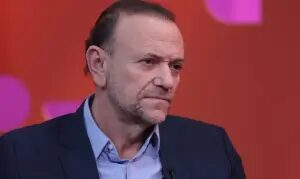 PT acusa Globo de tratamento desigual entre Lula e Flávio Bolsonaro