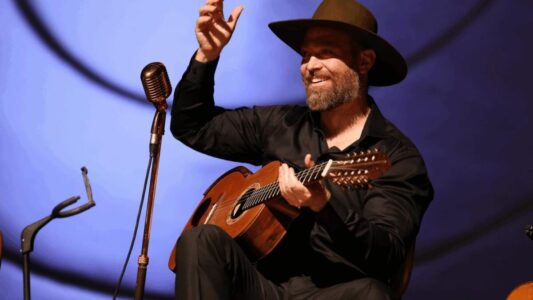 Rádio Nova Fogaréu comemora quatro anos com espetáculo de Marcus Biancardini no Cine Teatro São Joaquim