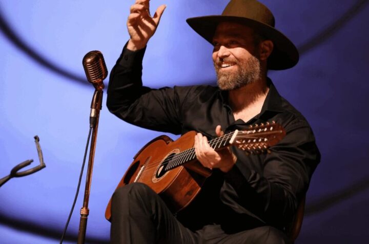 Rádio Nova Fogaréu comemora quatro anos com espetáculo de Marcus Biancardini no Cine Teatro São Joaquim