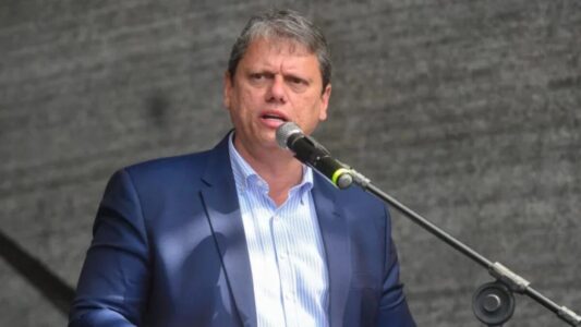 Tarcísio critica interferência do Judiciário no debate eleitoral