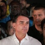 Televisões argentinas dizem que Flávio deixou o país às 0h21 desta quarta
