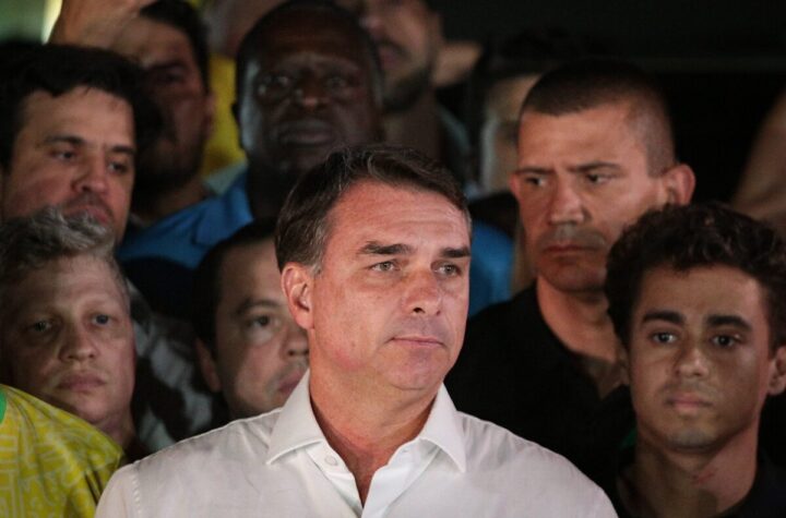 Televisões argentinas dizem que Flávio deixou o país às 0h21 desta quarta