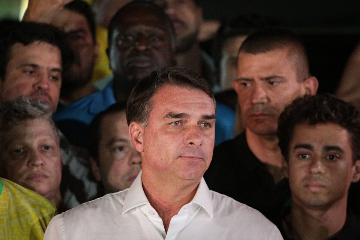 Televisões argentinas dizem que Flávio deixou o país às 0h21 desta quarta