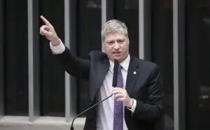 Van Hattem diz que Senado irá abrir impeachment de Moraes com Lula ou Flávio no Planalto